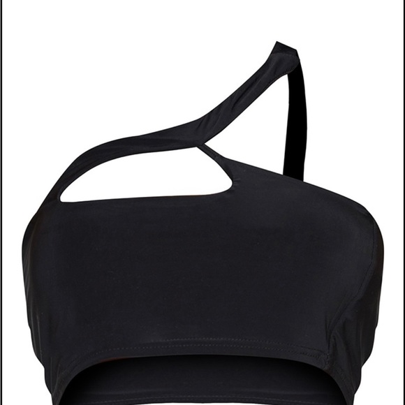 PrettyLittleThing Tops - NWT PRETTY LITTLE THING ONE SHOULDER CROP TOP BLACK Size US 12